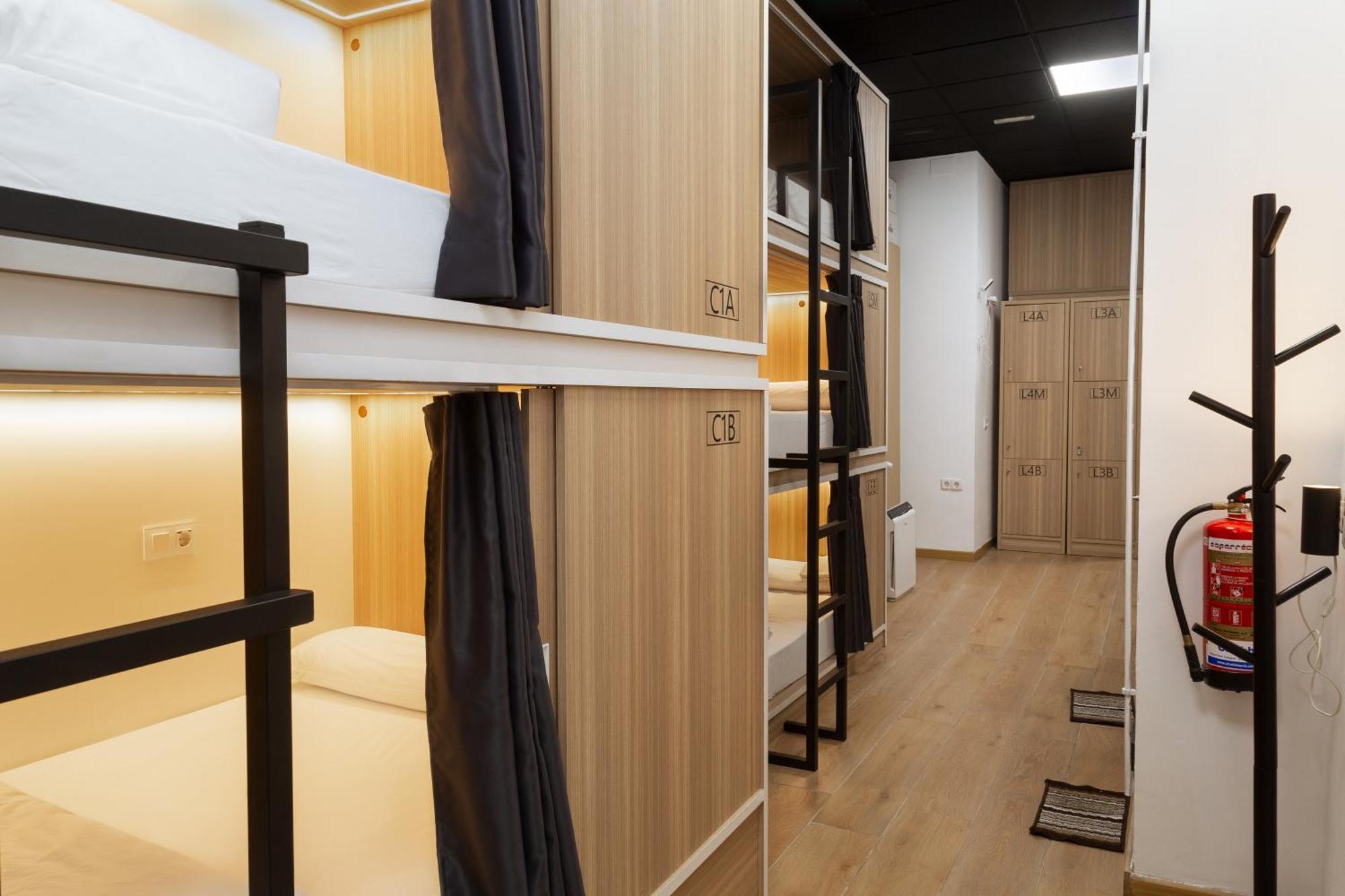 Hostal Siesta & Go Nuevos Ministerios マドリード エクステリア 写真