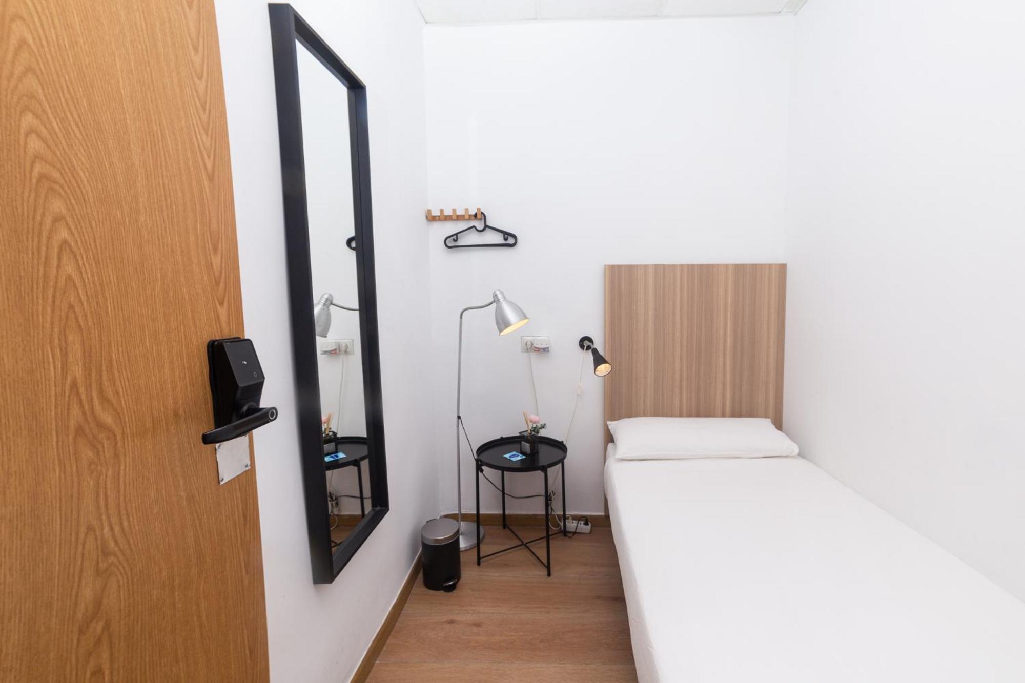 Hostal Siesta & Go Nuevos Ministerios マドリード エクステリア 写真