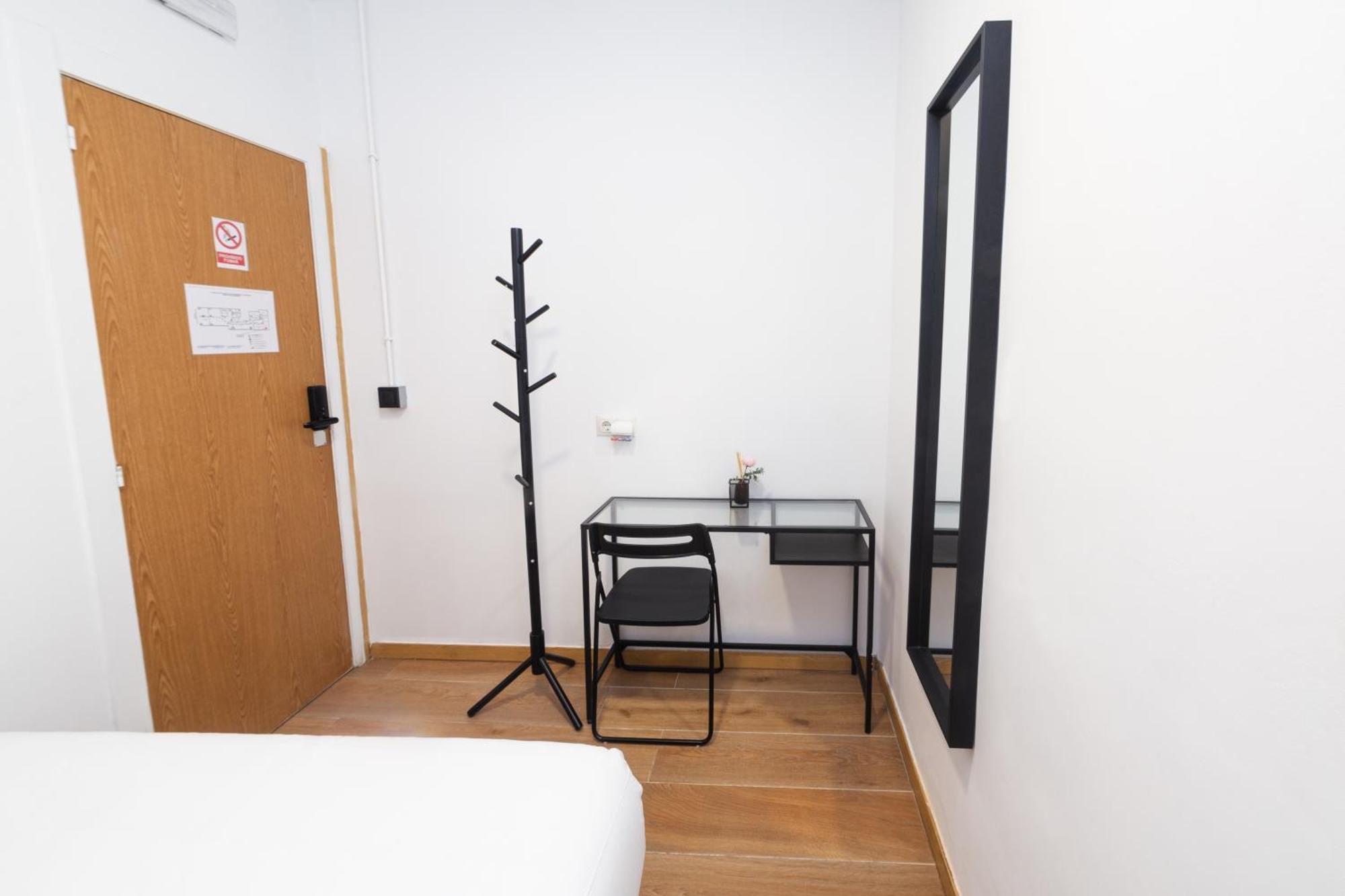 Hostal Siesta & Go Nuevos Ministerios マドリード エクステリア 写真