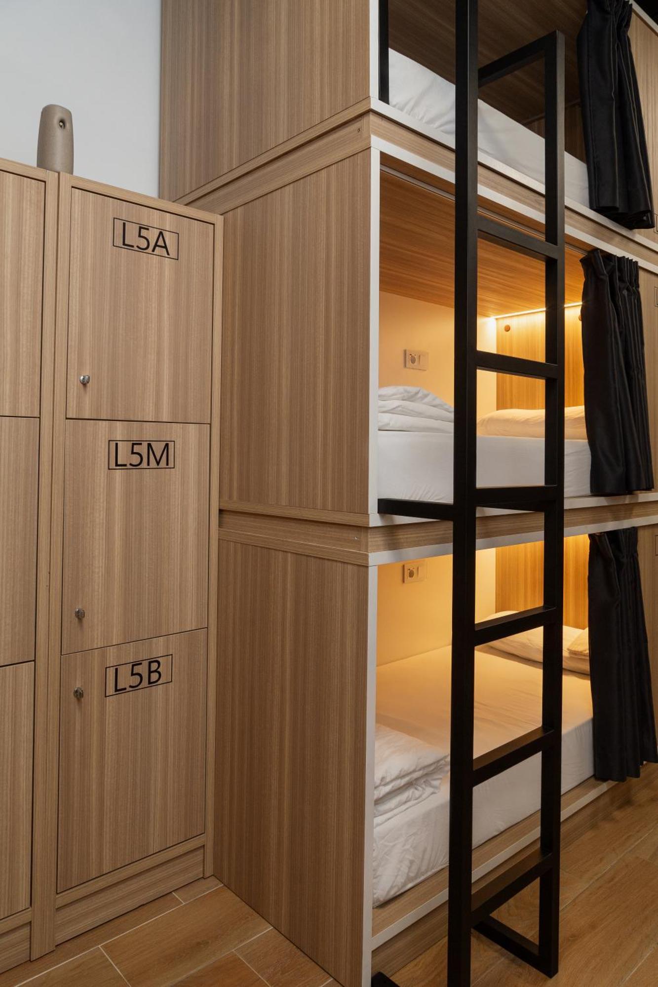 Hostal Siesta & Go Nuevos Ministerios マドリード エクステリア 写真