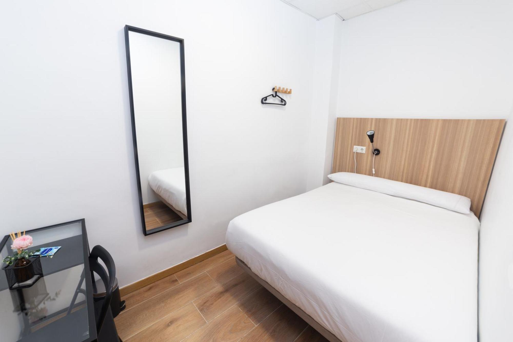 Hostal Siesta & Go Nuevos Ministerios マドリード エクステリア 写真