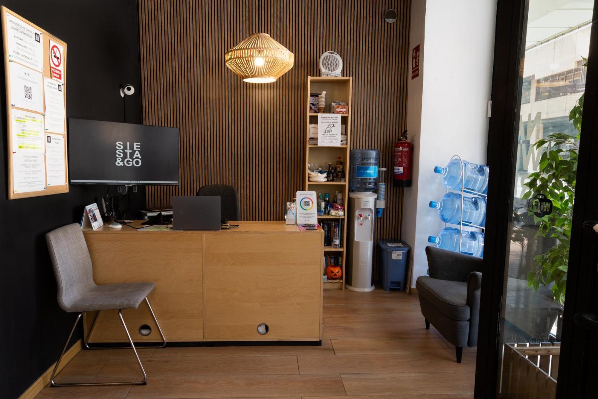Hostal Siesta & Go Nuevos Ministerios マドリード エクステリア 写真